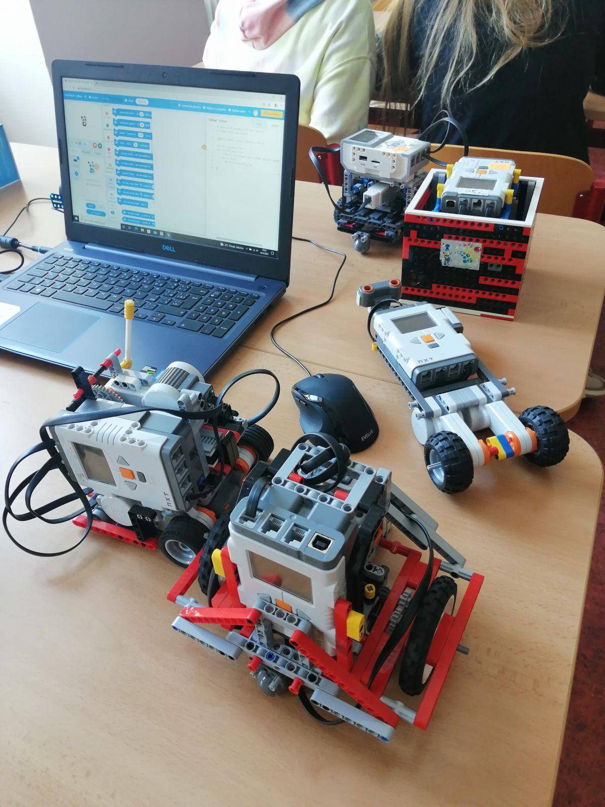 Hrajeme si s roboty
